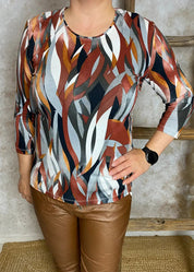 Ruskeasävyinen trikoopusero, jossa vajaamittaiset hihat, O-pääntie ja joustava materiaali – naisellinen ja monikäyttöinen.