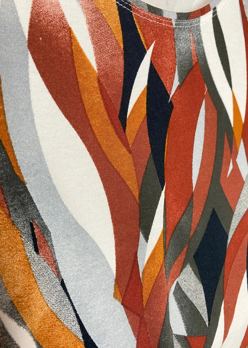 Ruskeasävyinen trikoopusero, jossa vajaamittaiset hihat, O-pääntie ja joustava materiaali – naisellinen ja monikäyttöinen.