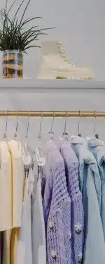 Pitkähiainen violetti kaapukiiltyneule valkoisella kukkakuvioinnilla.