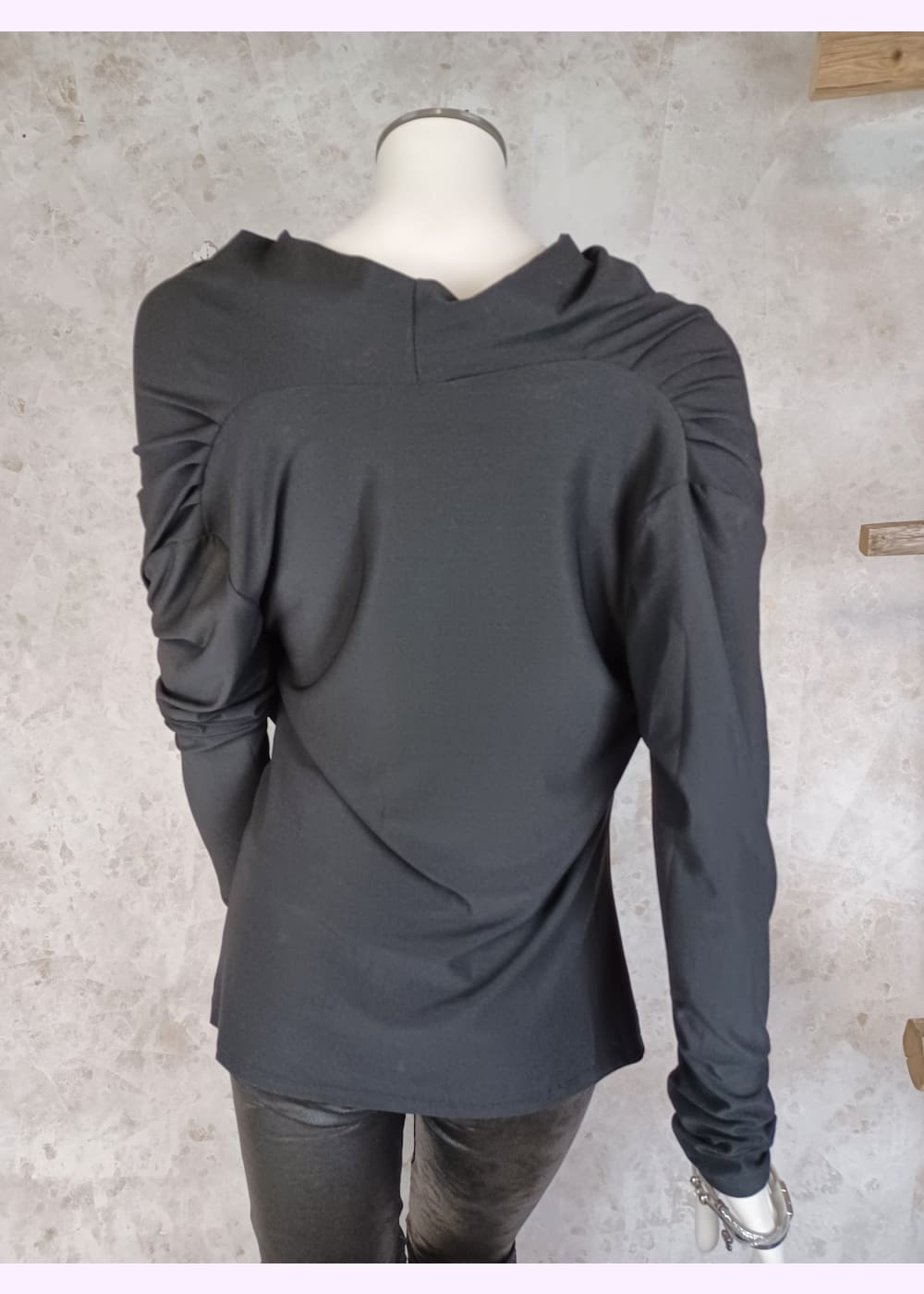 Pusero marc lauge sia waterfall musta 0923 - pusero