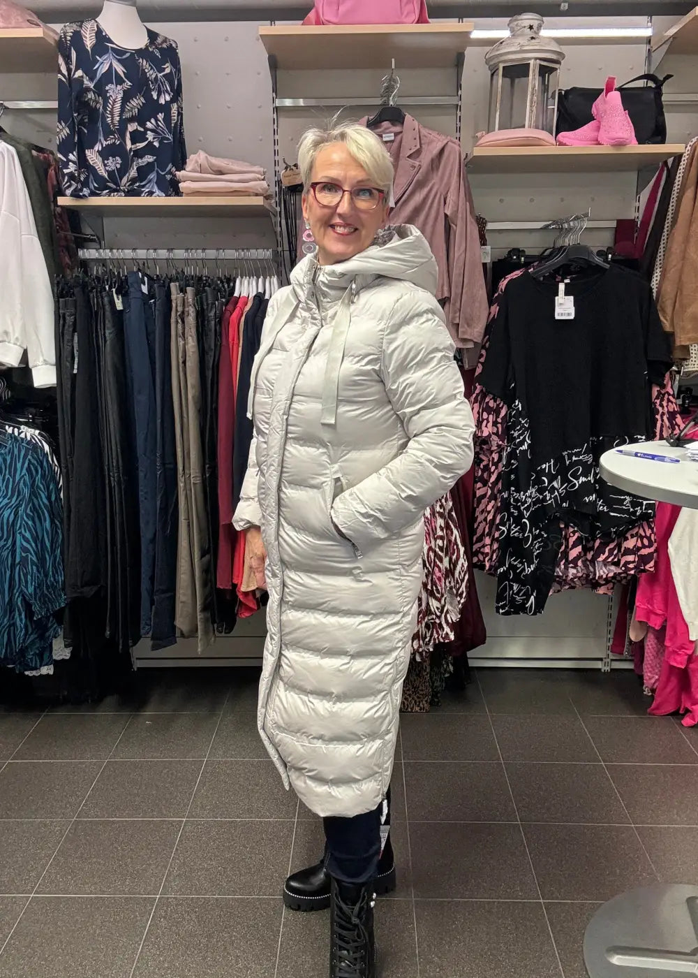 Naisten pitkä toppatakki, suora malli, huppu, sivuvetoketjut, lämmin ja tyylikäs valinta talven kylmiin päiviin.