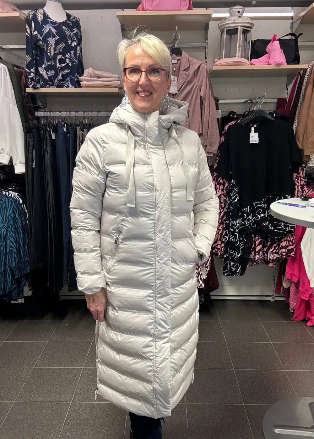 Naisten pitkä toppatakki, suora malli, huppu, sivuvetoketjut, lämmin ja tyylikäs valinta talven kylmiin päiviin.