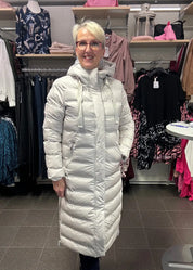 Naisten pitkä toppatakki, suora malli, huppu, sivuvetoketjut, lämmin ja tyylikäs valinta talven kylmiin päiviin.