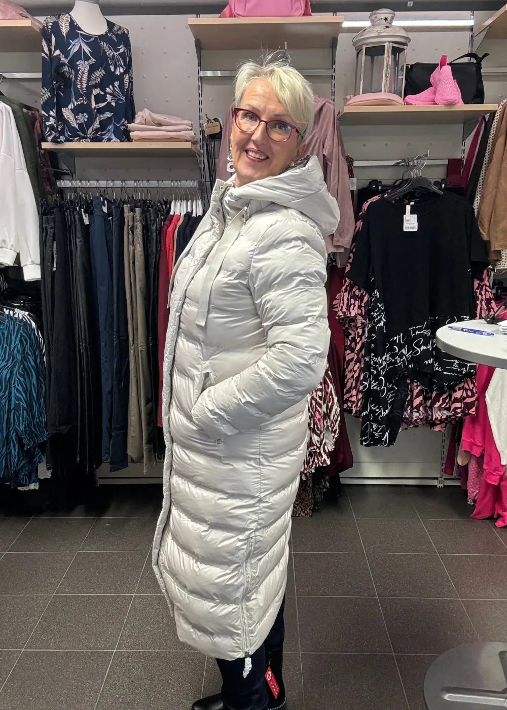 Naisten pitkä toppatakki, suora malli, huppu, sivuvetoketjut, lämmin ja tyylikäs valinta talven kylmiin päiviin.