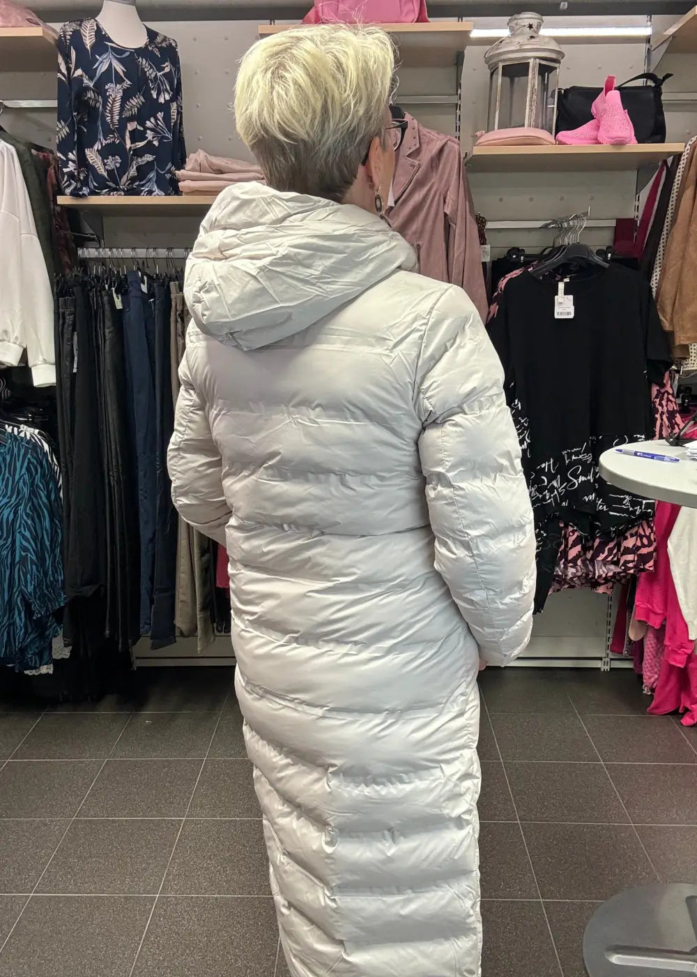 Naisten pitkä toppatakki, suora malli, huppu, sivuvetoketjut, lämmin ja tyylikäs valinta talven kylmiin päiviin.