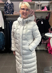 Naisten pitkä toppatakki, suora malli, huppu, sivuvetoketjut, lämmin ja tyylikäs valinta talven kylmiin päiviin.