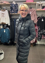 Naisten musta pitkä toppatakki, suora malli, huppu, sivuvetoketjut, lämmin ja tyylikäs valinta talven kylmiin päiviin.