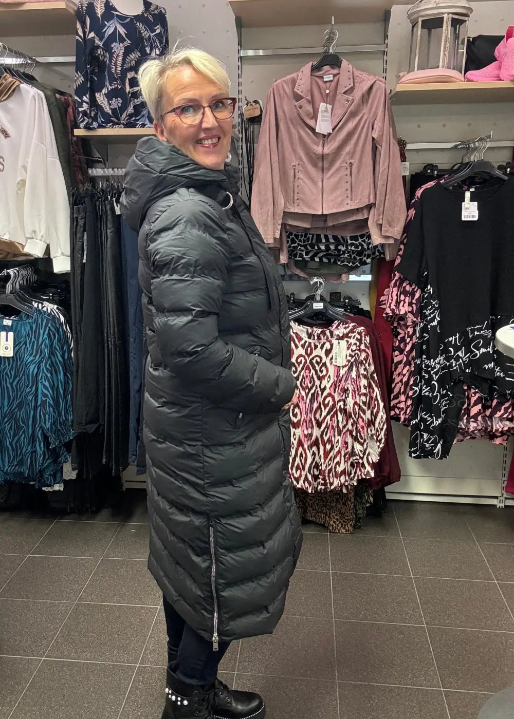 Naisten musta pitkä toppatakki, suora malli, huppu, sivuvetoketjut, lämmin ja tyylikäs valinta talven kylmiin päiviin.