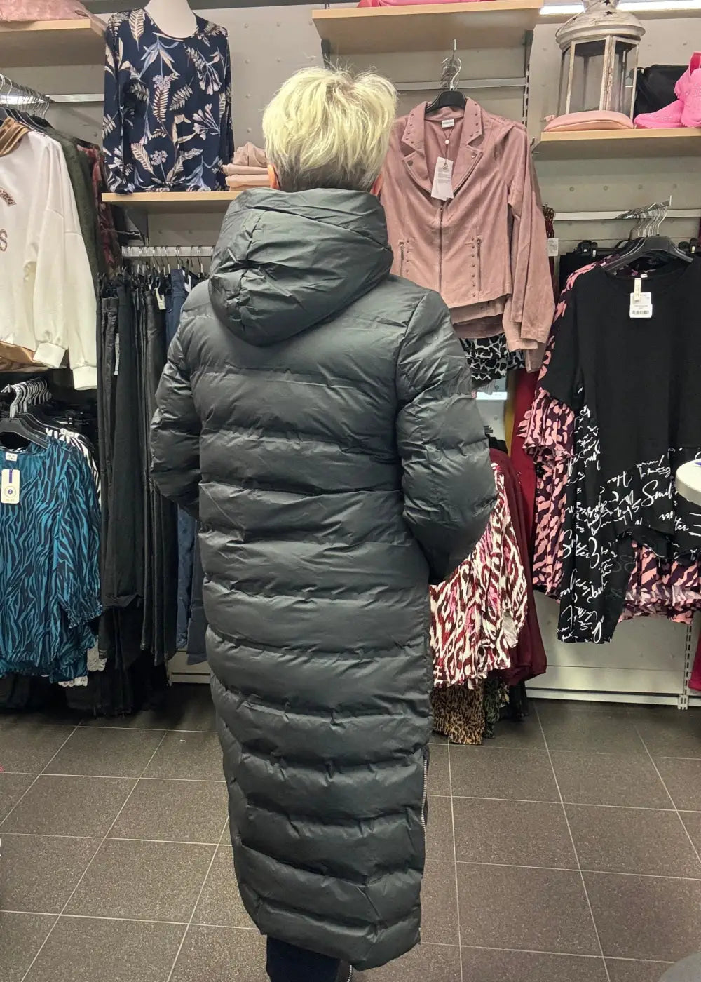 Naisten musta pitkä toppatakki, suora malli, huppu, sivuvetoketjut, lämmin ja tyylikäs valinta talven kylmiin päiviin.