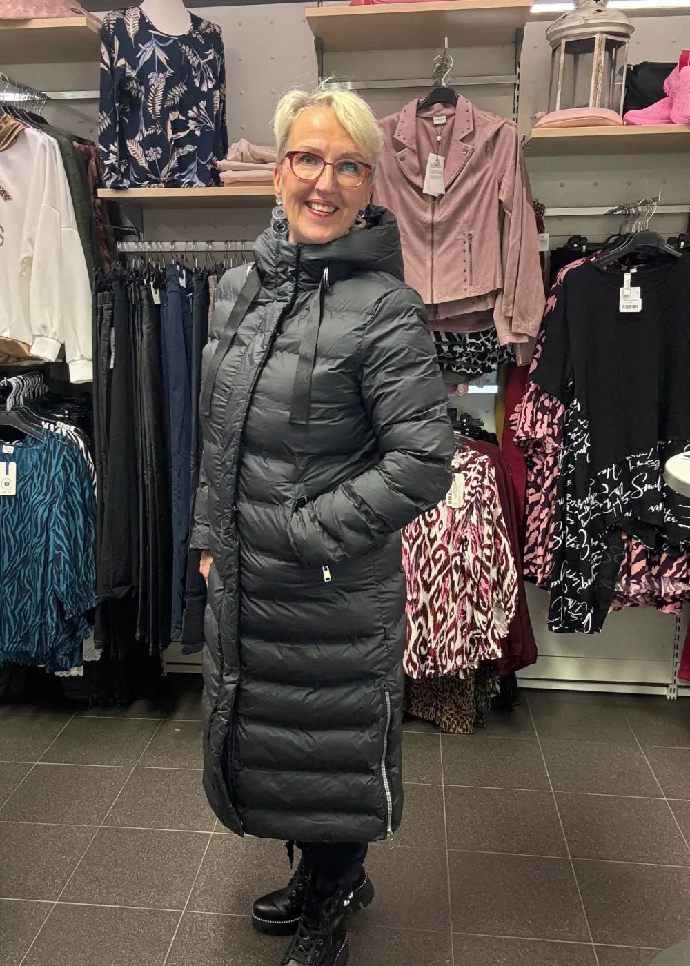 Naisten musta pitkä toppatakki, suora malli, huppu, sivuvetoketjut, lämmin ja tyylikäs valinta talven kylmiin päiviin.