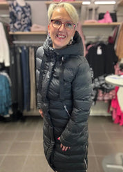 Naisten musta pitkä toppatakki, suora malli, huppu, sivuvetoketjut, lämmin ja tyylikäs valinta talven kylmiin päiviin.