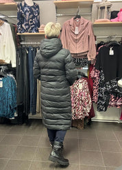 Naisten musta pitkä toppatakki, suora malli, huppu, sivuvetoketjut, lämmin ja tyylikäs valinta talven kylmiin päiviin.