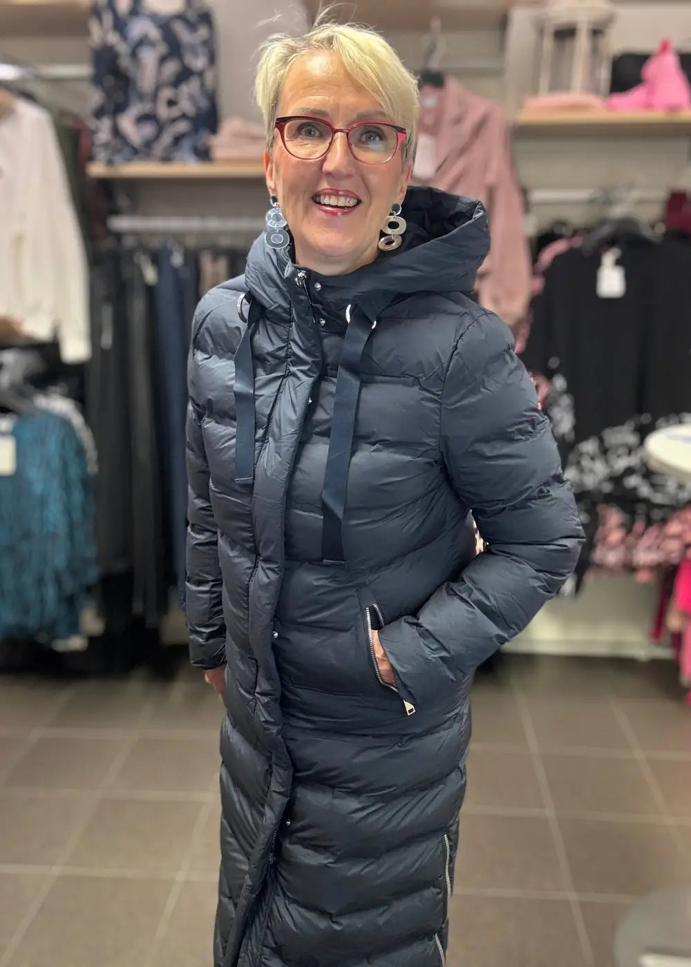 Naisten pitkä toppatakki, suora malli, huppu, sivuvetoketjut, lämmin ja tyylikäs valinta talven kylmiin päiviin.