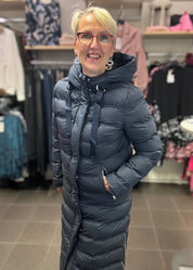 Naisten pitkä toppatakki, suora malli, huppu, sivuvetoketjut, lämmin ja tyylikäs valinta talven kylmiin päiviin.