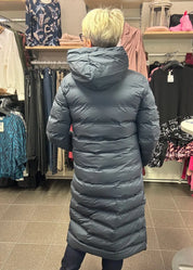 Naisten pitkä toppatakki, suora malli, huppu, sivuvetoketjut, lämmin ja tyylikäs valinta talven kylmiin päiviin.