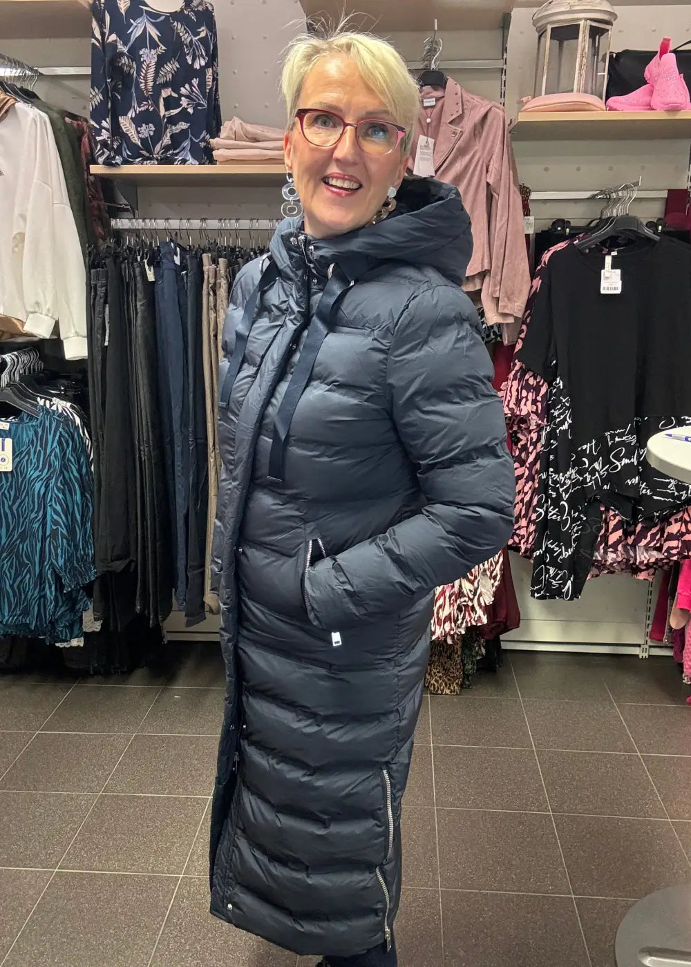 Naisten pitkä toppatakki, suora malli, huppu, sivuvetoketjut, lämmin ja tyylikäs valinta talven kylmiin päiviin.