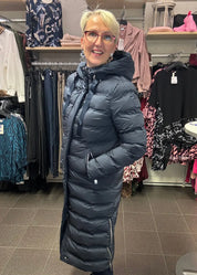 Naisten pitkä toppatakki, suora malli, huppu, sivuvetoketjut, lämmin ja tyylikäs valinta talven kylmiin päiviin.