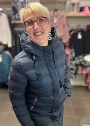 Naisten pitkä toppatakki, suora malli, huppu, sivuvetoketjut, lämmin ja tyylikäs valinta talven kylmiin päiviin.