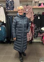 Naisten pitkä toppatakki, suora malli, huppu, sivuvetoketjut, lämmin ja tyylikäs valinta talven kylmiin päiviin.