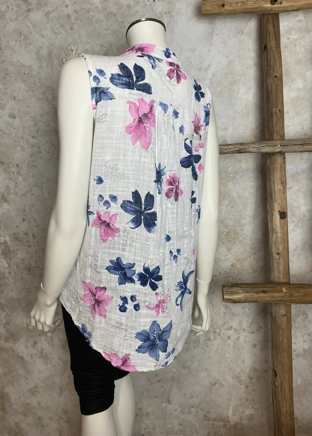 Kevyt hihaton naisten pusero kukka- tai lehtikuosilla, A-linjainen malli ja kaareva helma – täydellinen kesävaate.