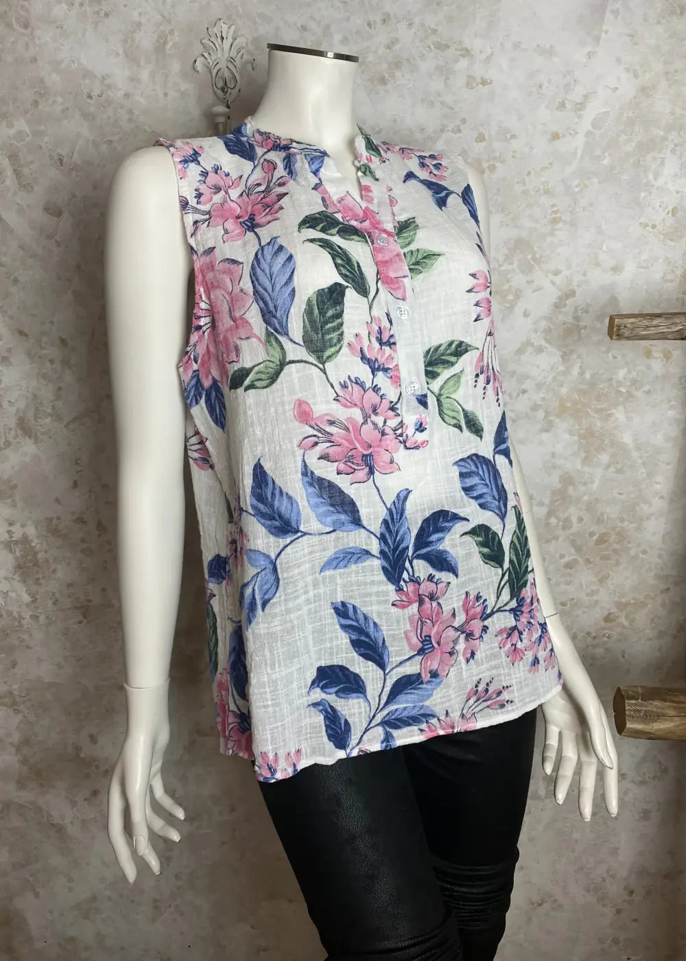 Kevyt hihaton naisten pusero kukka- tai lehtikuosilla, A-linjainen malli ja kaareva helma – täydellinen kesävaate.