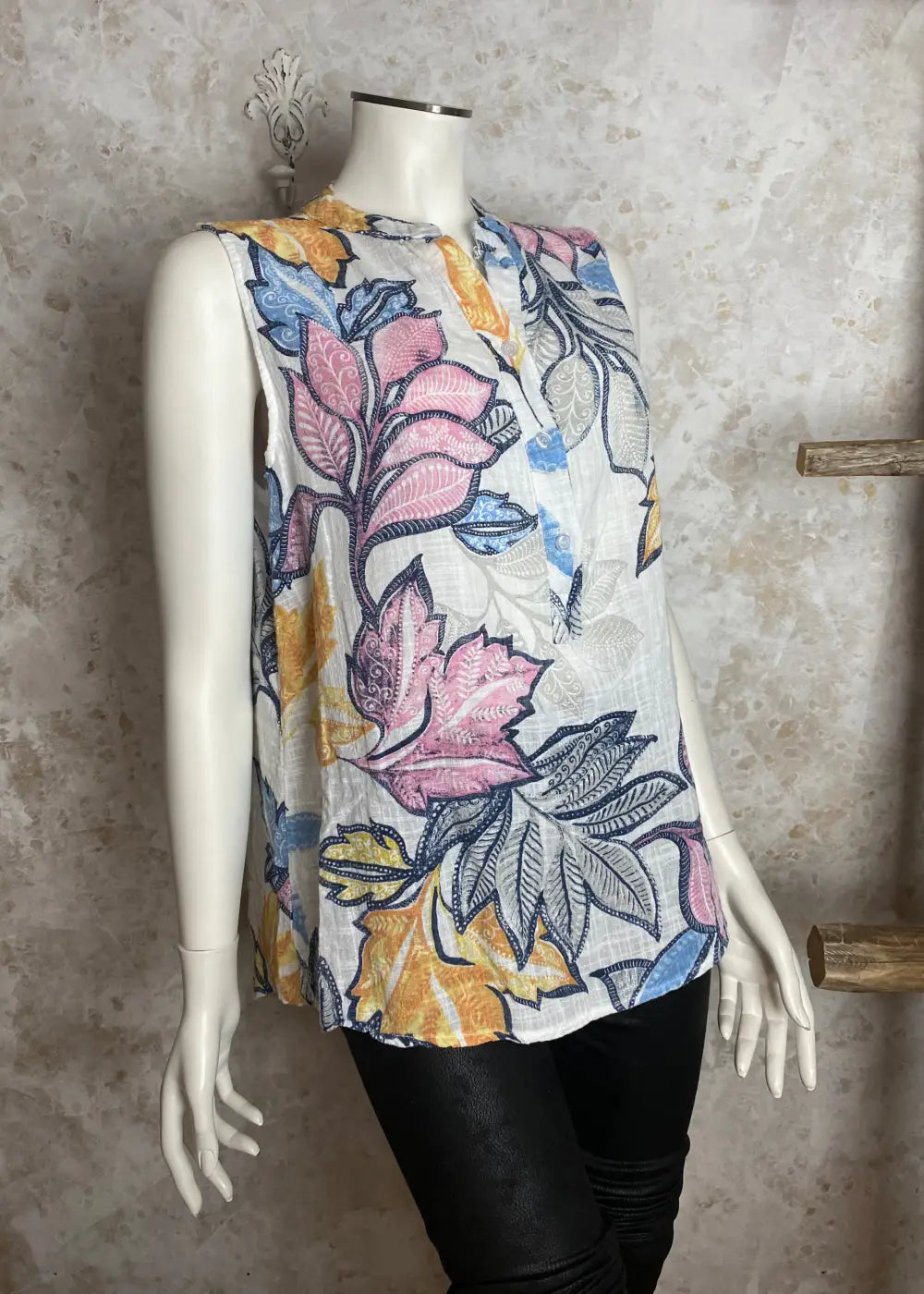 Kevyt hihaton naisten pusero kukka- tai lehtikuosilla, A-linjainen malli ja kaareva helma – täydellinen kesävaate.