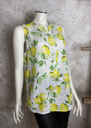 Kevyt hihaton naisten pusero kukka- tai lehtikuosilla, A-linjainen malli ja kaareva helma – täydellinen kesävaate.