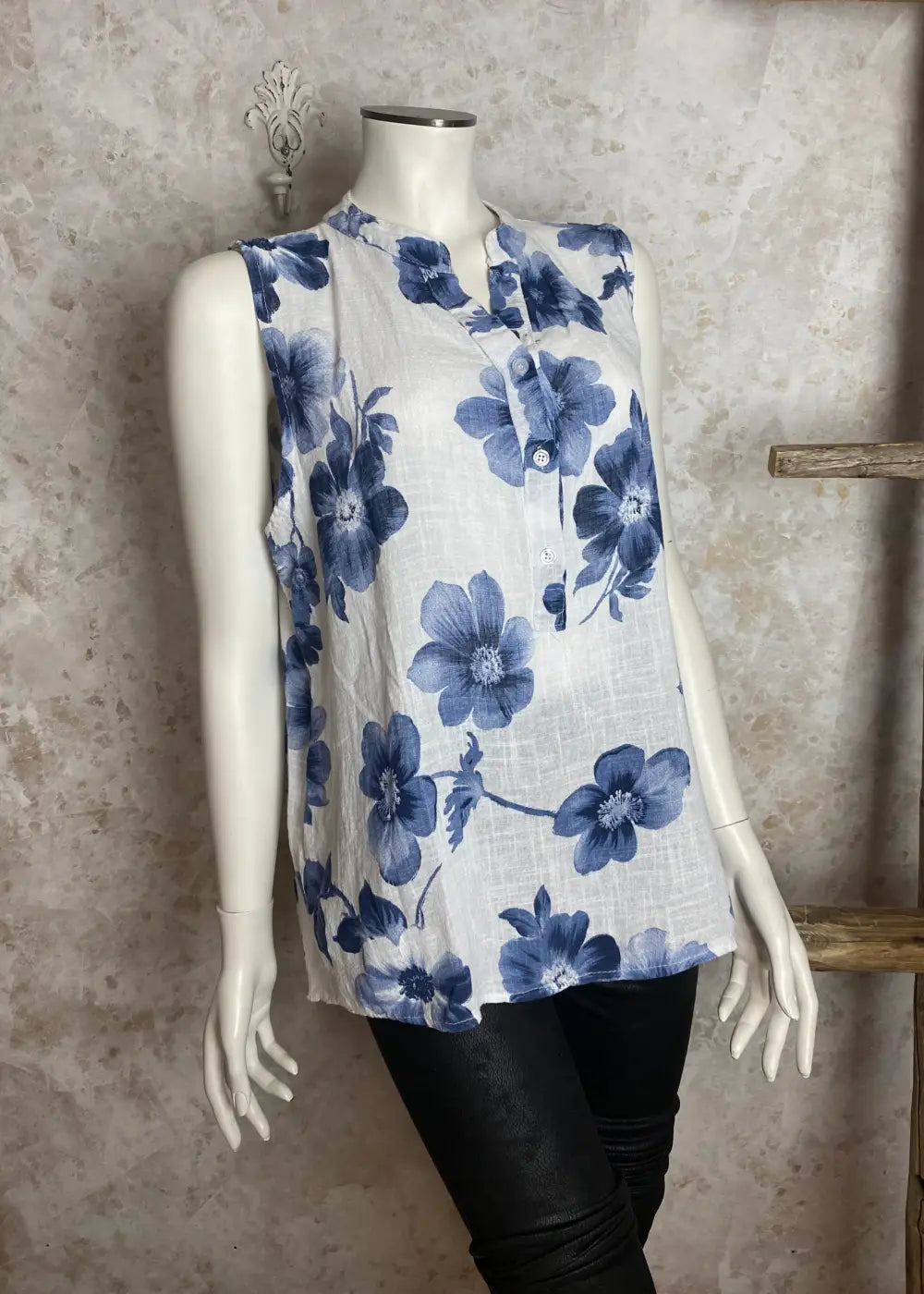 Kevyt hihaton naisten pusero kukka- tai lehtikuosilla, A-linjainen malli ja kaareva helma – täydellinen kesävaate.