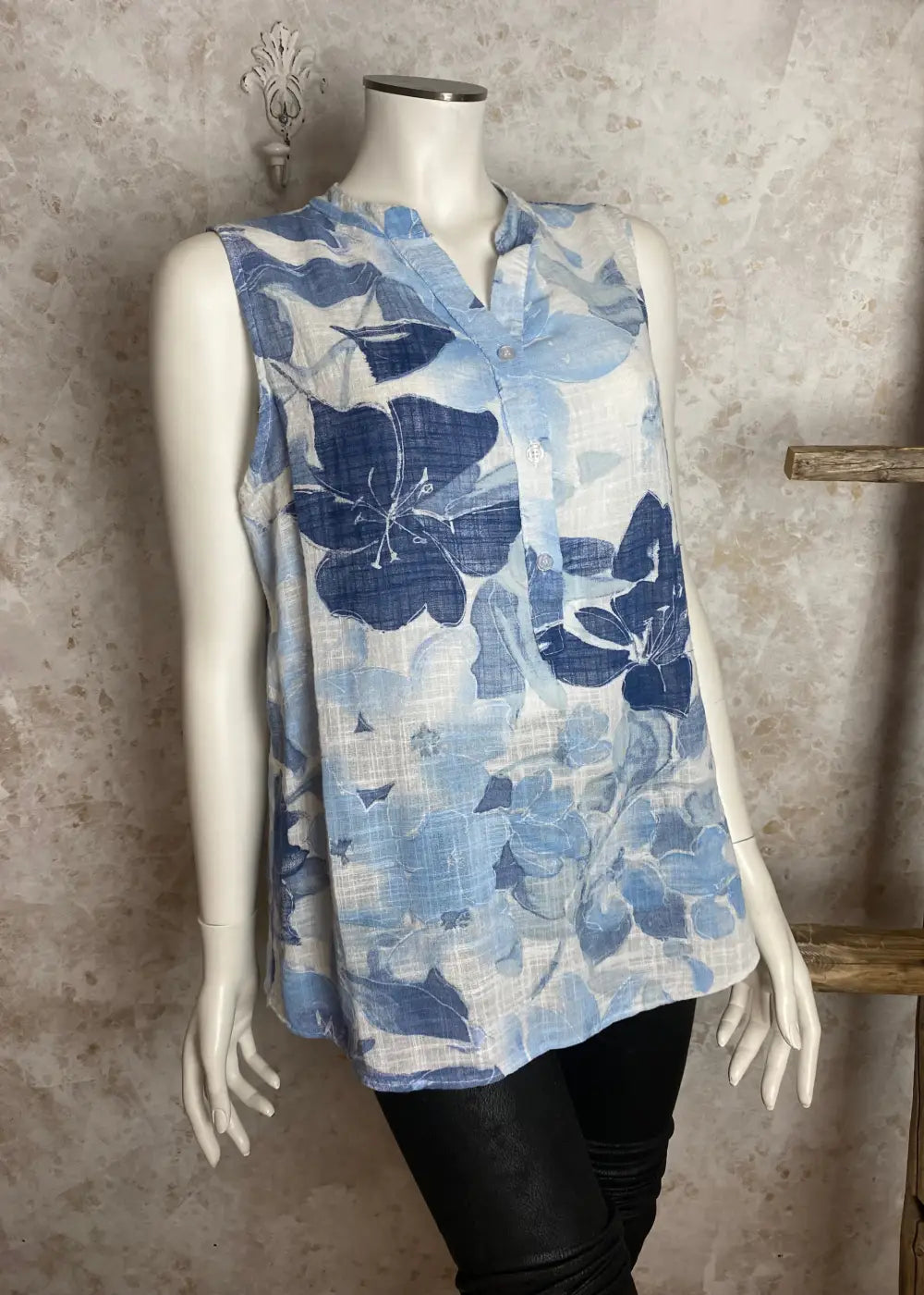 Kevyt hihaton naisten pusero kukka- tai lehtikuosilla, A-linjainen malli ja kaareva helma – täydellinen kesävaate.