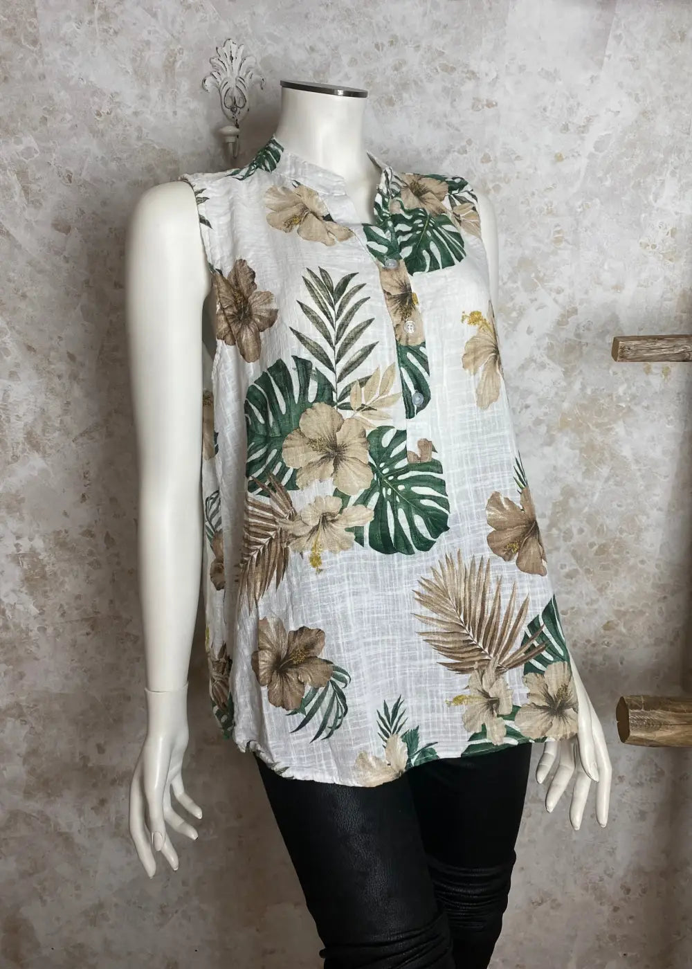 Kevyt hihaton naisten pusero kukka- tai lehtikuosilla, A-linjainen malli ja kaareva helma – täydellinen kesävaate.