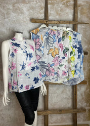 Kevyt hihaton naisten pusero kukka- tai lehtikuosilla, A-linjainen malli ja kaareva helma – täydellinen kesävaate.