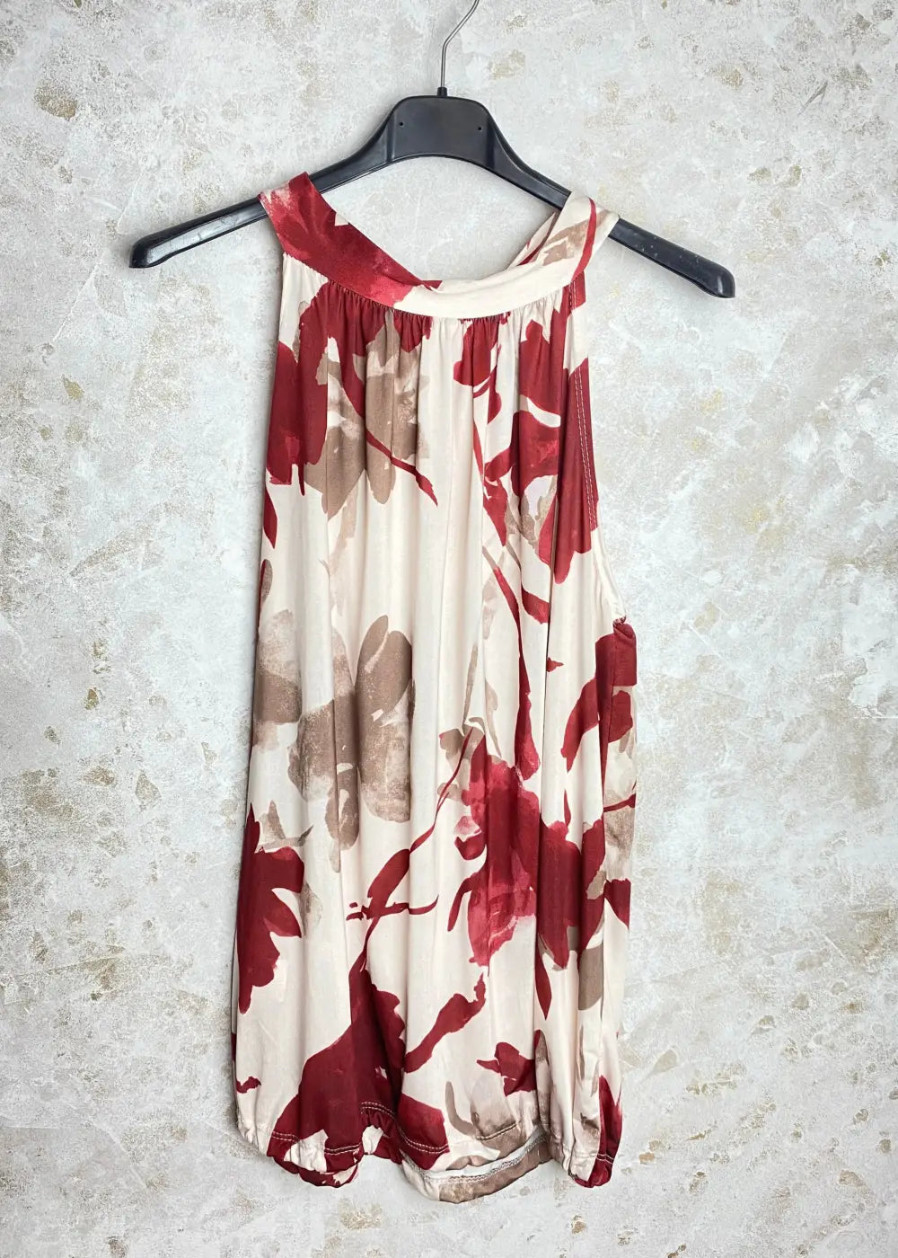 Rento hihaton toppi naisille, isot kukkakuviot, solmittavat nauhat, koristeleikkaus, joustava ja kevyt materiaali.