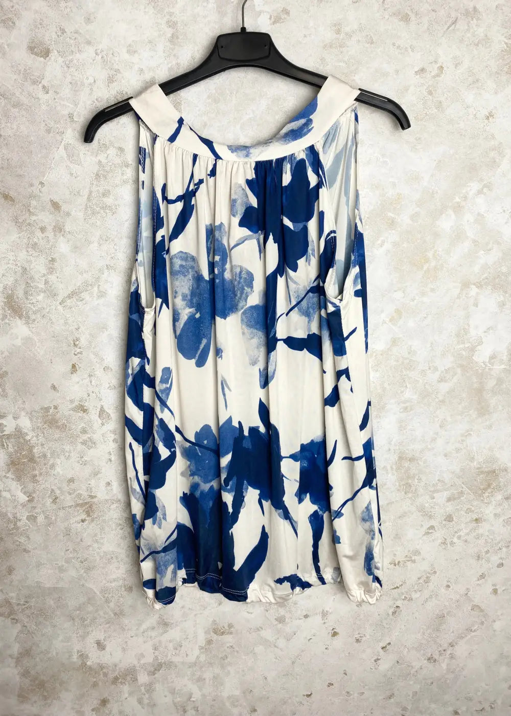 Rento hihaton toppi naisille, isot kukkakuviot, solmittavat nauhat, koristeleikkaus, joustava ja kevyt materiaali.