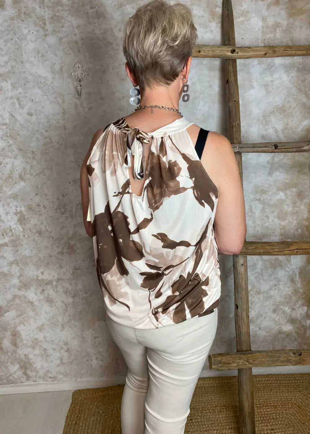 Rento hihaton toppi naisille, isot kukkakuviot, solmittavat nauhat, koristeleikkaus, joustava ja kevyt materiaali.