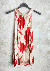 Rento hihaton toppi naisille, isot kukkakuviot, solmittavat nauhat, koristeleikkaus, joustava ja kevyt materiaali.