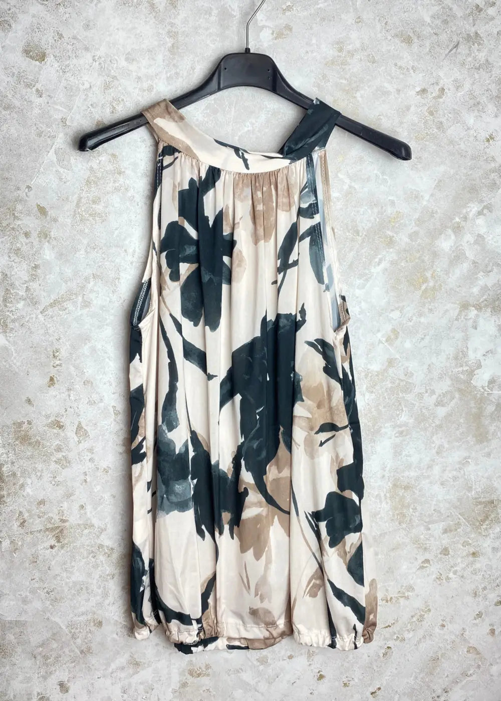 Rento hihaton toppi naisille, isot kukkakuviot, solmittavat nauhat, koristeleikkaus, joustava ja kevyt materiaali.