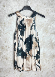 Rento hihaton toppi naisille, isot kukkakuviot, solmittavat nauhat, koristeleikkaus, joustava ja kevyt materiaali.