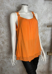 Kevyt hihaton toppi kukkakirjailluilla olkaimilla – A-linjainen, ilmava ja naisellinen paita arkeen ja juhlaan.