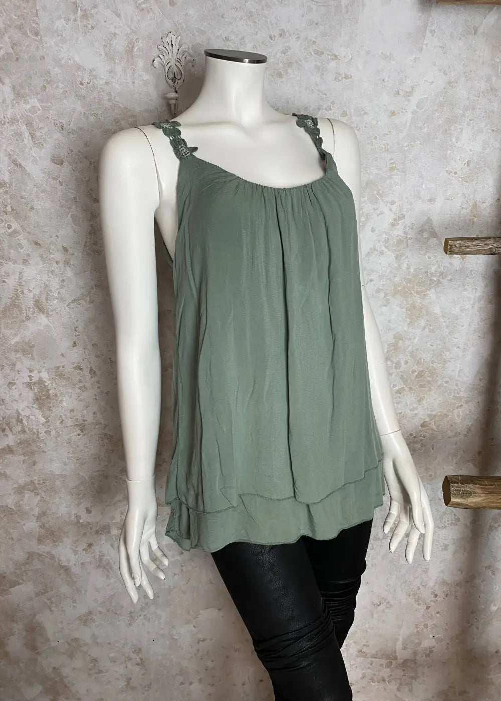 Kevyt hihaton toppi kukkakirjailluilla olkaimilla – A-linjainen, ilmava ja naisellinen paita arkeen ja juhlaan.