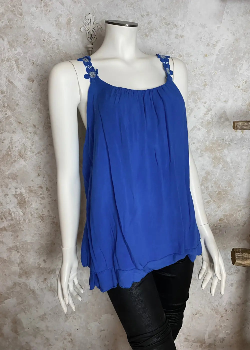 Kevyt hihaton toppi kukkakirjailluilla olkaimilla – A-linjainen, ilmava ja naisellinen paita arkeen ja juhlaan.