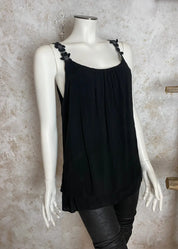 Kevyt hihaton toppi kukkakirjailluilla olkaimilla – A-linjainen, ilmava ja naisellinen paita arkeen ja juhlaan.