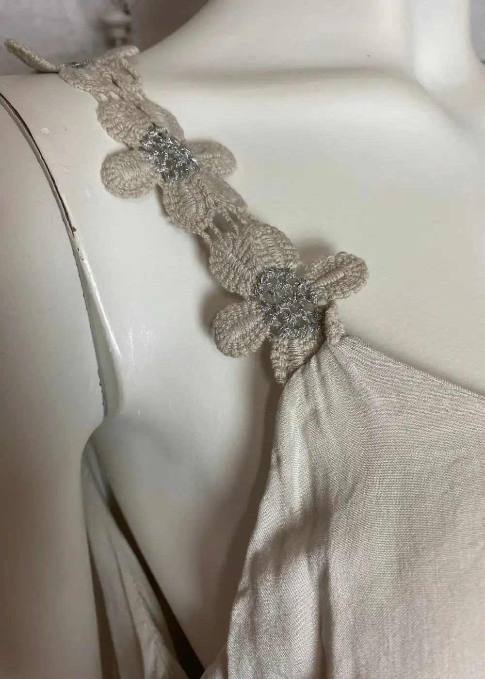 Kevyt hihaton toppi kukkakirjailluilla olkaimilla – A-linjainen, ilmava ja naisellinen paita arkeen ja juhlaan.