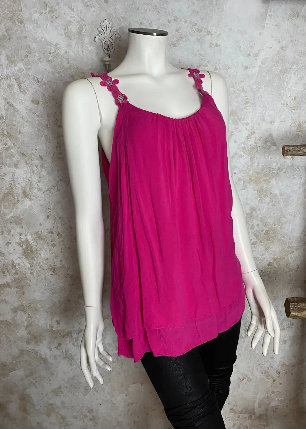 Kevyt hihaton toppi kukkakirjailluilla olkaimilla – A-linjainen, ilmava ja naisellinen paita arkeen ja juhlaan.