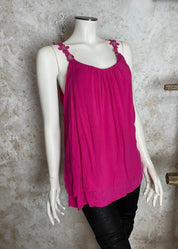 Kevyt hihaton toppi kukkakirjailluilla olkaimilla – A-linjainen, ilmava ja naisellinen paita arkeen ja juhlaan.