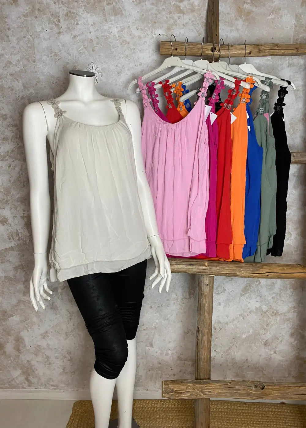 Kevyt hihaton toppi kukkakirjailluilla olkaimilla – A-linjainen, ilmava ja naisellinen paita arkeen ja juhlaan.