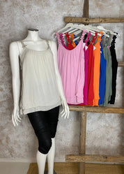 Kevyt hihaton toppi kukkakirjailluilla olkaimilla – A-linjainen, ilmava ja naisellinen paita arkeen ja juhlaan.