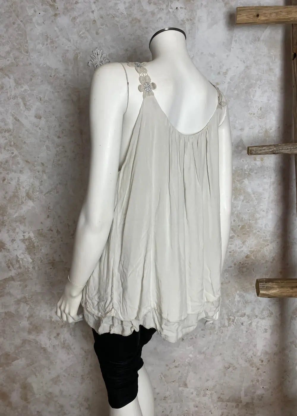 Kevyt hihaton toppi kukkakirjailluilla olkaimilla – A-linjainen, ilmava ja naisellinen paita arkeen ja juhlaan.