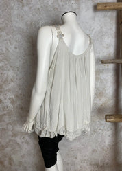 Kevyt hihaton toppi kukkakirjailluilla olkaimilla – A-linjainen, ilmava ja naisellinen paita arkeen ja juhlaan.