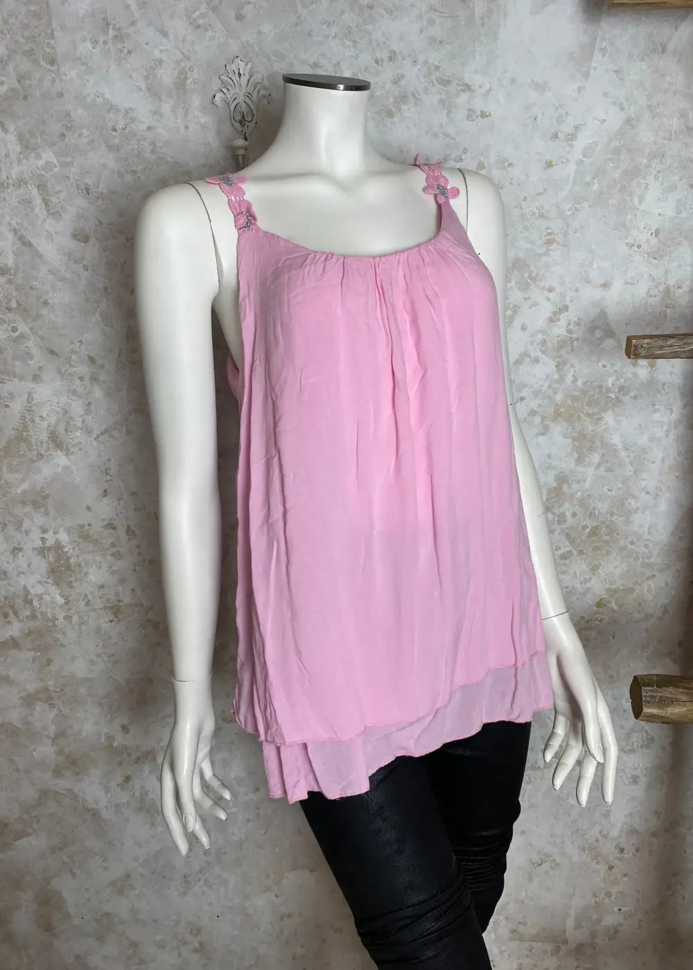 Kevyt hihaton toppi kukkakirjailluilla olkaimilla – A-linjainen, ilmava ja naisellinen paita arkeen ja juhlaan.