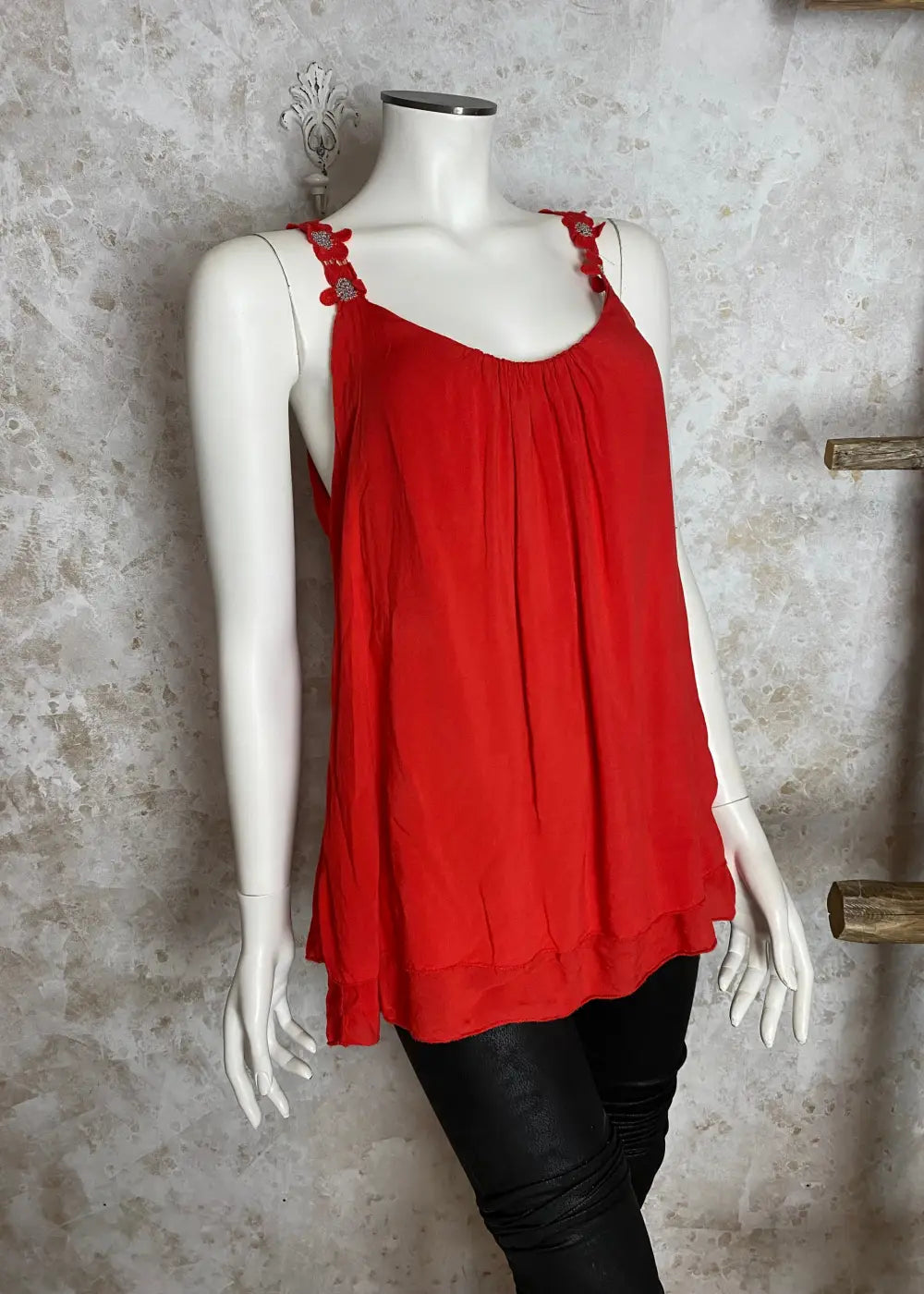 Kevyt hihaton toppi kukkakirjailluilla olkaimilla – A-linjainen, ilmava ja naisellinen paita arkeen ja juhlaan.